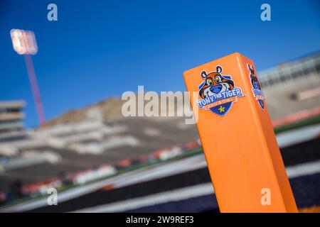 El Paso, Texas, USA. 29 dicembre 2023. Un pilone marchiato collocato nella end zone prima della partita di football NCAA nel 90° Tony the Tiger Sun Bowl annuale tra gli Oregon State Beavers e i Notre Dame Fighting Irish al Sun Bowl Stadium di El Paso, Texas. Prentice C. James/CSM/Alamy Live News Foto Stock