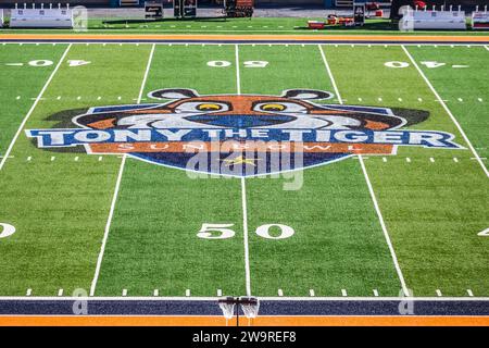 El Paso, Texas, USA. 29 dicembre 2023. Il logo della Bowl è esposto a metà campo durante la partita di football NCAA nel 90° Tony the Tiger Sun Bowl annuale tra gli Oregon State Beavers e i Notre Dame Fighting Irish al Sun Bowl Stadium di El Paso, Texas. Prentice C. James/CSM/Alamy Live News Foto Stock