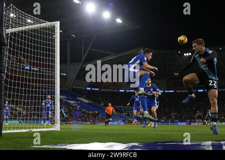 Cardiff, Regno Unito. 29 dicembre 2023. Kiernan Dewsbury-Hall di Leicester City (r) in azione. Partita di campionato EFL Skybet, Cardiff City contro Leicester City al Cardiff City Stadium di Cardiff, Galles, venerdì 29 dicembre 2023. Questa immagine può essere utilizzata solo per scopi editoriali. Solo per uso editoriale, foto di Andrew Orchard/Andrew Orchard fotografia sportiva/Alamy Live news credito: Andrew Orchard fotografia sportiva/Alamy Live News Foto Stock