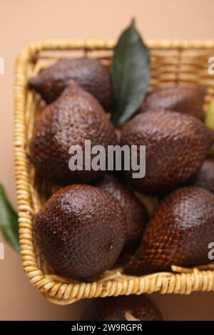 Deliziosa frutta salata nel cestino su sfondo marrone chiaro, vista dall'alto Foto Stock