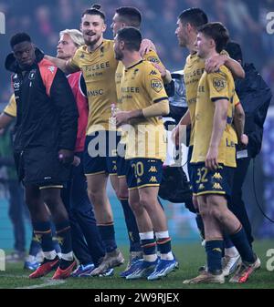 Genova, Italia. 29 dicembre 2023. I calciatori del Genoa festeggiano al termine della partita di serie A tra Genova e FC Inter a Genova, Italia, 29 dicembre 2023. Credito: Augusto Casasoli/Xinhua/Alamy Live News Foto Stock