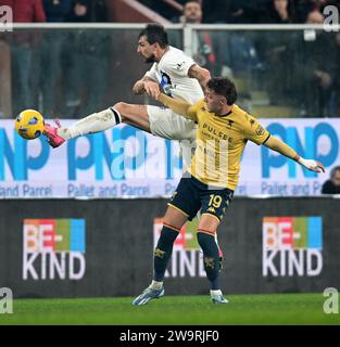 Genova, Italia. 29 dicembre 2023. Francesco Acerbi (L) dell'Inter si aggiudica con il Genoa Mateo Retegui durante la partita di serie A tra Genova e FC Inter a Genova, Italia, 29 dicembre 2023. Credito: Augusto Casasoli/Xinhua/Alamy Live News Foto Stock