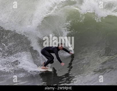 Los Angeles, USA. 29 dicembre 2023. I surfisti locali si divertono a fare surf a Venice Beach. Le onde alte e le maree regali arrivano a South Bay DI LOS ANGELES. Si prevede che il surf e il tempo invernale dureranno altri 2-3 giorni sulla costa californiana . 12/29/2023 Los Angeles, CA., USA (foto di Ted Soqui/SIPA USA) credito: SIPA USA/Alamy Live News Foto Stock