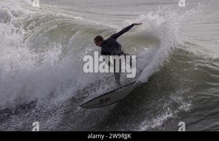 Los Angeles, USA. 29 dicembre 2023. I surfisti locali si divertono a fare surf a Venice Beach. Le onde alte e le maree regali arrivano a South Bay DI LOS ANGELES. Si prevede che il surf e il tempo invernale dureranno altri 2-3 giorni sulla costa californiana . 12/29/2023 Los Angeles, CA., USA (foto di Ted Soqui/SIPA USA) credito: SIPA USA/Alamy Live News Foto Stock