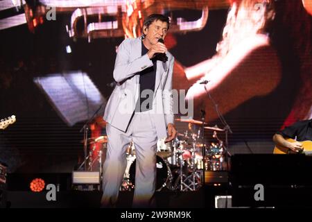 Baia Domizia, Italia. 21 ottobre 2021. Gianni Morandi si esibisce dal vivo sul palco dell'Arena dei Pini di Baia Domizia. (Foto di Francesco Cigliano/SOPA Images/Sipa USA) credito: SIPA USA/Alamy Live News Foto Stock