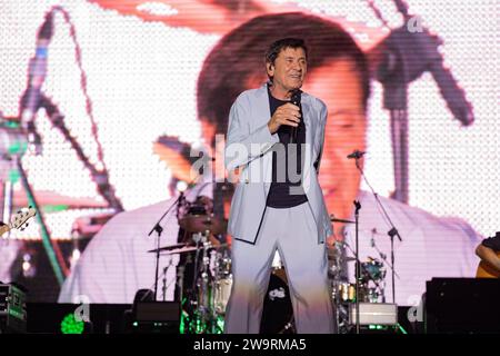 Gianni Morandi si esibisce dal vivo sul palco dell'Arena dei Pini di Baia Domizia. Foto Stock