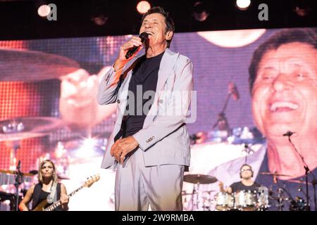 Baia Domizia, Italia. 21 ottobre 2021. Gianni Morandi si esibisce dal vivo sul palco dell'Arena dei Pini di Baia Domizia. (Foto di Francesco Cigliano/SOPA Images/Sipa USA) credito: SIPA USA/Alamy Live News Foto Stock