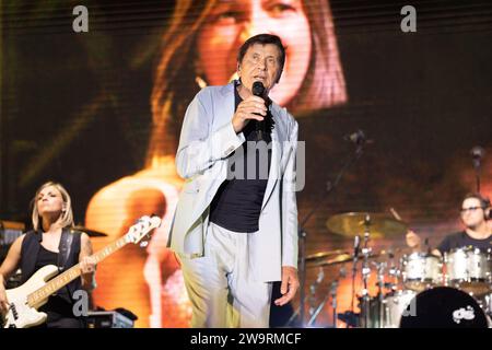 Baia Domizia, Italia. 21 ottobre 2021. Gianni Morandi si esibisce dal vivo sul palco dell'Arena dei Pini di Baia Domizia. (Foto di Francesco Cigliano/SOPA Images/Sipa USA) credito: SIPA USA/Alamy Live News Foto Stock