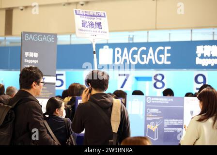 Tokyo, Giappone. 30 dicembre 2023. Un terminal nazionale dell'aeroporto Haneda di Tokyo è affollato di turisti sabato 30 dicembre 2023, quando sono iniziate le festività di Capodanno. I viaggiatori si sono inondati negli aeroporti per dirigersi verso la loro città natale. (Foto di Yoshio Tsunoda/AFLO) Foto Stock