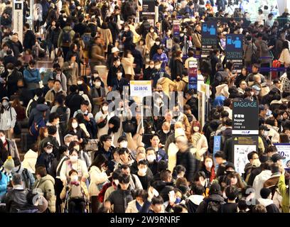 Tokyo, Giappone. 30 dicembre 2023. Un terminal nazionale dell'aeroporto Haneda di Tokyo è affollato di turisti sabato 30 dicembre 2023, quando sono iniziate le festività di Capodanno. I viaggiatori si sono inondati negli aeroporti per dirigersi verso la loro città natale. (Foto di Yoshio Tsunoda/AFLO) Foto Stock