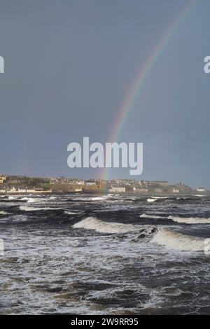 Novembre, mare tempestoso e arcobaleno. Banff, Aberdenshire, Scozia Foto Stock