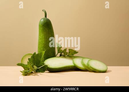 Concetto di frutta biologica con melone invernale tagliato a fette e metà. L'effetto anti-infiammatorio e rinfrescante del succo di melone invernale aiuta a raffreddare il Foto Stock