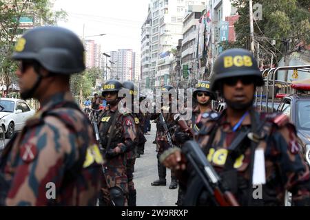 Dhaka, Wari, Bangladesh. 29 dicembre 2023. I membri della Border Guard Bangladesh (BGB) stanno A guardia in Una strada per le prossime elezioni generali a Dacca, Bangladesh, il 30 dicembre 2023. I compiti di sicurezza elettorale hanno iniziato a contribuire a garantire Un'atmosfera pacifica e a mantenere la legge e l'ordine in tutto il paese per i sondaggi del 7 gennaio. Secondo la Commissione elettorale del Bangladesh, le dodicesime elezioni generali sono previste il 7 gennaio 2024 per selezionare i membri del Parlamento nazionale in Bangladesh. (Immagine di credito: © Habibur Rahman/ZUMA Press Wire) SOLO USO EDITORIALE! Non per USO commerciale! CRE Foto Stock