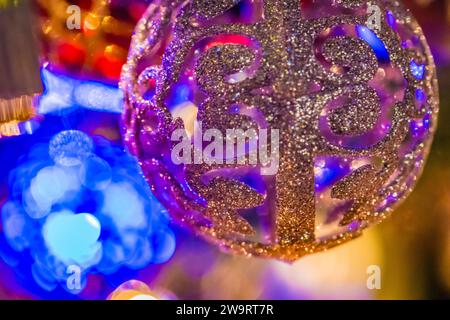 Palle di ornamento natalizio con illuminazione fantastica (primo piano) Foto Stock