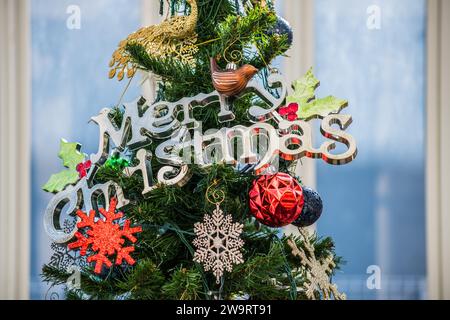 Hanging "Merry Christmas ornament" Foto Stock