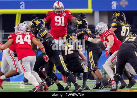 Arlington, Texas, USA. 29 dicembre 2023. Il quarterback dei Missouri Tigers Brady Cook (12) fu intrappolato per una sconfitta durante la partita tra i Missouri Tigers e gli Ohio State Buckeyes all'AT&T Stadium di Arlington, Texas. (Immagine di credito: © Scott Stuart/ZUMA Press Wire) SOLO USO EDITORIALE! Non per USO commerciale! Foto Stock