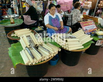 Chiang mai, Thailandia - 28 dicembre 2019: Esterno del mercato di Warorot, è uno dei più grandi mercati locali di Chiang mai Foto Stock
