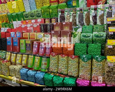 Chiang mai, Thailandia - 28 dicembre 2019: Esterno del mercato di Warorot, è uno dei più grandi mercati locali di Chiang mai Foto Stock