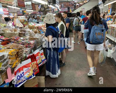 Chiang mai, Thailandia - 28 dicembre 2019: Esterno del mercato di Warorot, è uno dei più grandi mercati locali di Chiang mai Foto Stock