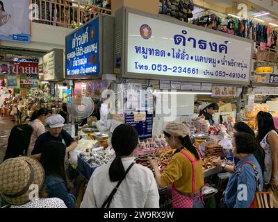 Chiang mai, Thailandia - 28 dicembre 2019: Esterno del mercato di Warorot, è uno dei più grandi mercati locali di Chiang mai Foto Stock