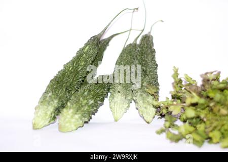 Karela, zucca amara, melone amaro vegetale, momordica charantia, su sfondo bianco Foto Stock