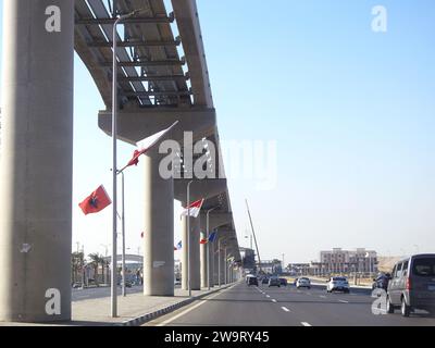 Cairo, Egitto, novembre 30 2023: Bandiere di vari e diversi paesi del mondo sul sito della monorotaia del Cairo, sventolando bandiere di diversi paesi Foto Stock