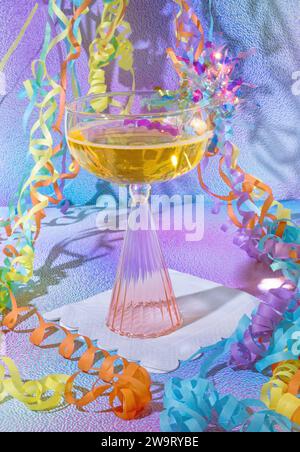 Brindisi con champagne la vigilia di Capodanno, la festa di compleanno, la celebrazione dell'anniversario con rastrellieri e decorazioni artistiche Confetti su una vasca da bagno viola e blu Foto Stock