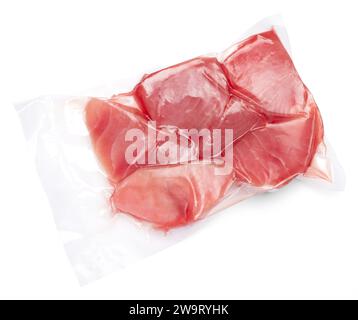 Primo piano filetto di tonno confezionato sottovuoto in plastica trasparente per preservare la freschezza isolata su fondo bianco Foto Stock