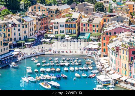 Portofino, Italia - 7 agosto 2023: Panorama panoramico con mare e yacht di lusso. La destionalizzazione dei viaggi in Italia Foto Stock