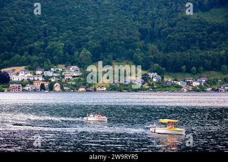 Gmunden , Austria - 17 giugno 2023: Veduta del Lago Traunsee nei pressi di Gmunden in Austria Foto Stock