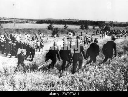 Foto del fascicolo datata 18/06/84 della polizia in equipaggiamento antisommossa che scortava i picchettatori lontano dalla loro posizione vicino alla fabbrica di coking Orgreave vicino a Rotherham. Si prevede che centinaia di persone si uniranno a una manifestazione nel 2024 volta a convincere i ministri a revocare la decisione di non condurre un'indagine pubblica su violenti scontri tra minatori colpevoli e polizia 40 anni fa. Il governo ha ripetutamente escluso un'indagine sugli eventi di Orgreave nel South Yorkshire nel giugno 1984. Data di emissione: Sabato 30 dicembre 2023. Foto Stock