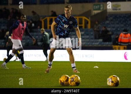 LONDRA, INGHILTERRA - DICEMBRE 29: Zian Flemming di Millwall si scalda prima della partita per il campionato Sky Bet tra Millwall e Norwich City al Den il 29 dicembre 2023 a Londra, Inghilterra. (Foto di Dylan Hepworth/MB Media) Foto Stock