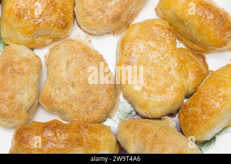 Mandorle marzipan fatte a mano e senza aggiunta di zucchero su porcellana, meticolosamente realizzate con una tonalità marrone-oro e una texture delicata. Classico dessert natalizio Foto Stock