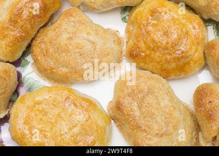 Una vista dall'alto di appetitose marziane di mandorle fatte in casa con un rivestimento in crosta dorata. Pasticcini tradizionali appena sfornati per Natale. Foto Stock