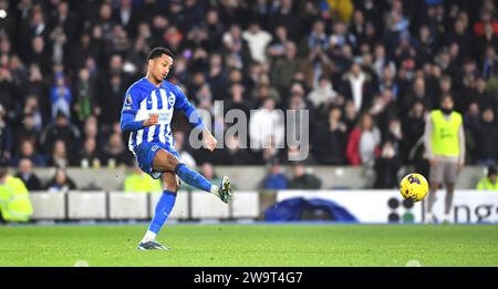 Joao Pedro di Brighton segna il suo quarto gol e il suo secondo rigore durante la partita di Premier League tra Brighton e Hove Albion e Tottenham Hotspur all'American Express Stadium , Brighton , Regno Unito - 28 dicembre 2023. Foto Simon Dack / immagini teleobiettivo solo per uso editoriale. Niente merchandising. Per le immagini di calcio si applicano le restrizioni fa e Premier League, incluso l'utilizzo di Internet/dispositivi mobili senza licenza FAPL. Per ulteriori informazioni, contattare Football Dataco Foto Stock