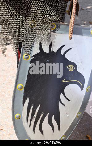 Vista ravvicinata sul tradizionale cavaliere medievale Foto Stock