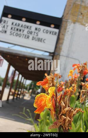 Granger, Texas: 7 giugno 2023 - edifici storici del centro di Granger, Texas Cotton Country Club and Bar Foto Stock