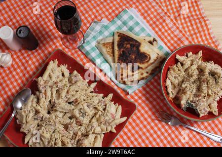 Pasta Carbonara con pane piatto italiano sul tavolo rustico a buffet Foto Stock