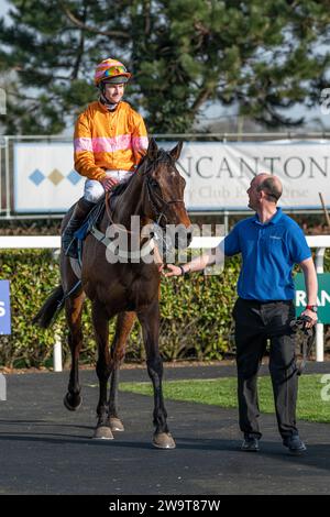 Name in Lights con il fantino Brendan Powell e lo sposo Richie nella posizione di vincitore nella parata post gara per la quarta gara a Wincanton, il 21 marzo 2 Foto Stock