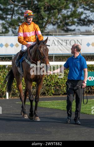 Name in Lights con il fantino Brendan Powell e lo sposo Richie nella posizione di vincitore nella parata post gara per la quarta gara a Wincanton, il 21 marzo 2 Foto Stock