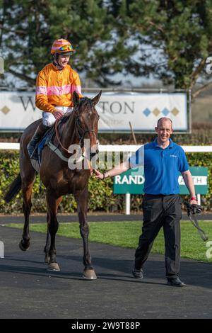 Name in Lights con il fantino Brendan Powell e lo sposo Richie nella posizione di vincitore nella parata post gara per la quarta gara a Wincanton, il 21 marzo 2 Foto Stock