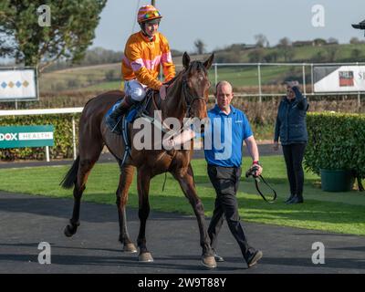 Name in Lights con il fantino Brendan Powell e lo sposo Richie nella posizione di vincitore nella parata post gara per la quarta gara a Wincanton, il 21 marzo 2 Foto Stock