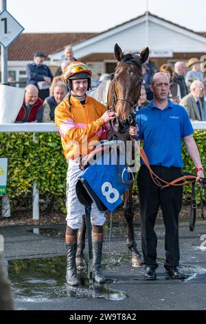 Name in Lights con il fantino Brendan Powell e lo sposo Richie nella posizione di vincitore nella parata post gara per la quarta gara a Wincanton, il 21 marzo 2 Foto Stock