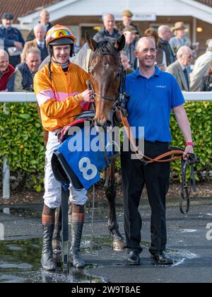 Name in Lights con il fantino Brendan Powell e lo sposo Richie nella posizione di vincitore nella parata post gara per la quarta gara a Wincanton, il 21 marzo 2 Foto Stock