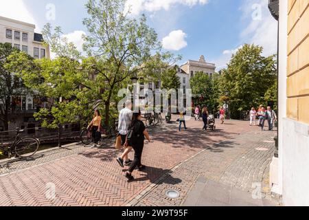 Persone che camminano lungo i canali nel centro di Utrecht in una bella giornata di sole. Foto Stock