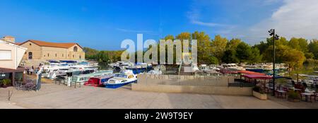 Navigazione sul Canal du Midi. Vista sul porto di Colombiers. Occitanie, Francia Foto Stock