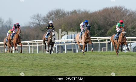 Lord of Cheshire, guidato da Finn Lambert e allenato da Nigel Twiston-Davies, vincendo l'handicap hurdle a Wincanton, il 21 marzo 2022 Foto Stock