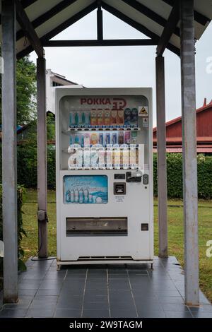 Singapore - 9 luglio 2023: Pokka Vending Machine Under Shelter Foto Stock