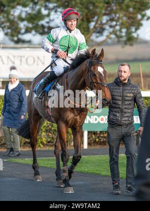 Megaudais Speed vince a Wincanton, guidata da Gavin Sheehan e allenata da Laura Young, il 21 marzo 2022 Foto Stock