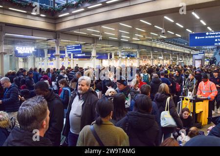 Londra, Inghilterra, Regno Unito. 30 dicembre 2023. Folle di passeggeri attendono informazioni al St Pancras International in quanto i servizi Eurostar sono cancellati a causa di inondazioni prima della vigilia di Capodanno. (Immagine di credito: © Vuk Valcic/ZUMA Press Wire) SOLO USO EDITORIALE! Non per USO commerciale! Crediti: ZUMA Press, Inc./Alamy Live News Foto Stock